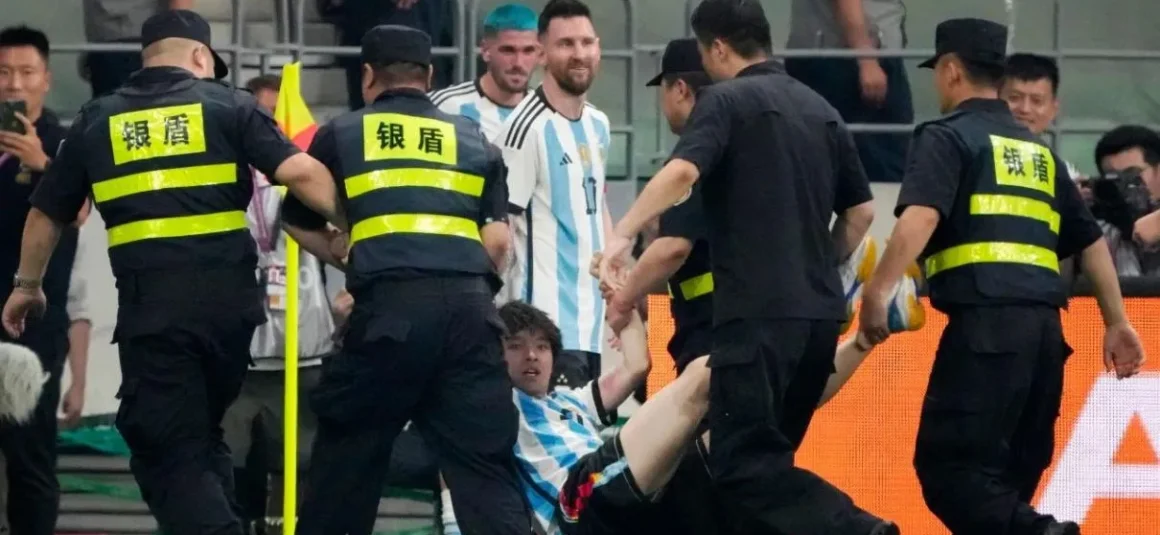 Aficionado recibió castigo por invadir la cancha para saludar a Messi