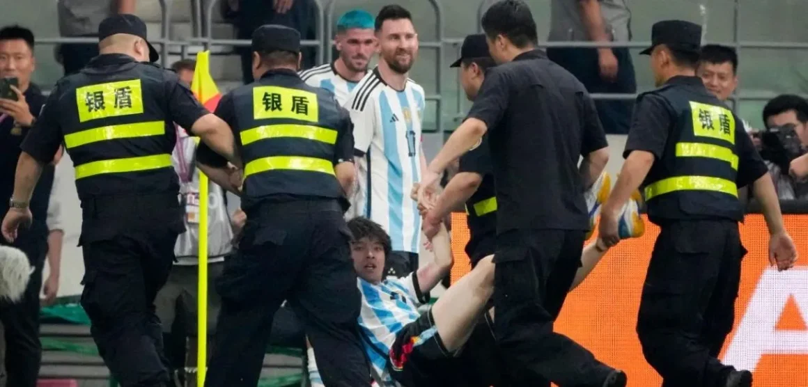 Aficionado recibió castigo por invadir la cancha para saludar a Messi