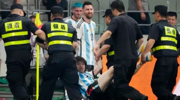 Aficionado recibió castigo por invadir la cancha para saludar a Messi