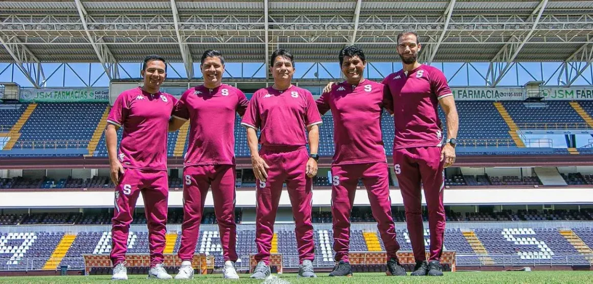 ¡Se queda! Vladimir Quesada se mantendrá en el banquillo morado