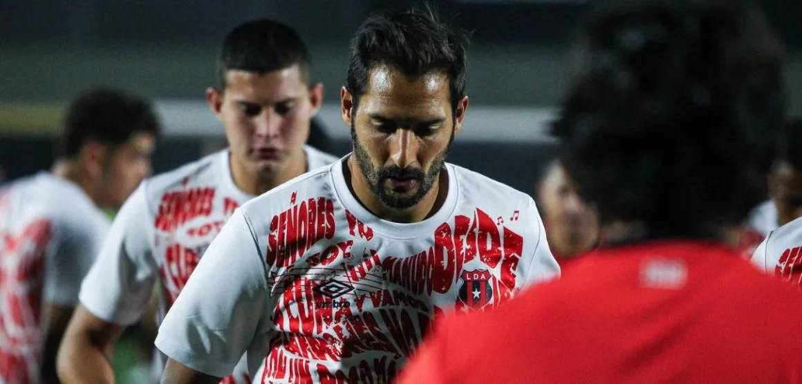 ¿Cambia el juego una cancha sintética? Esto opina Celso Borges