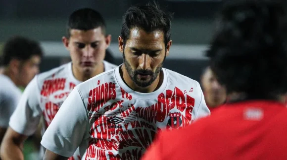 ¿Cambia el juego una cancha sintética? Esto opina Celso Borges