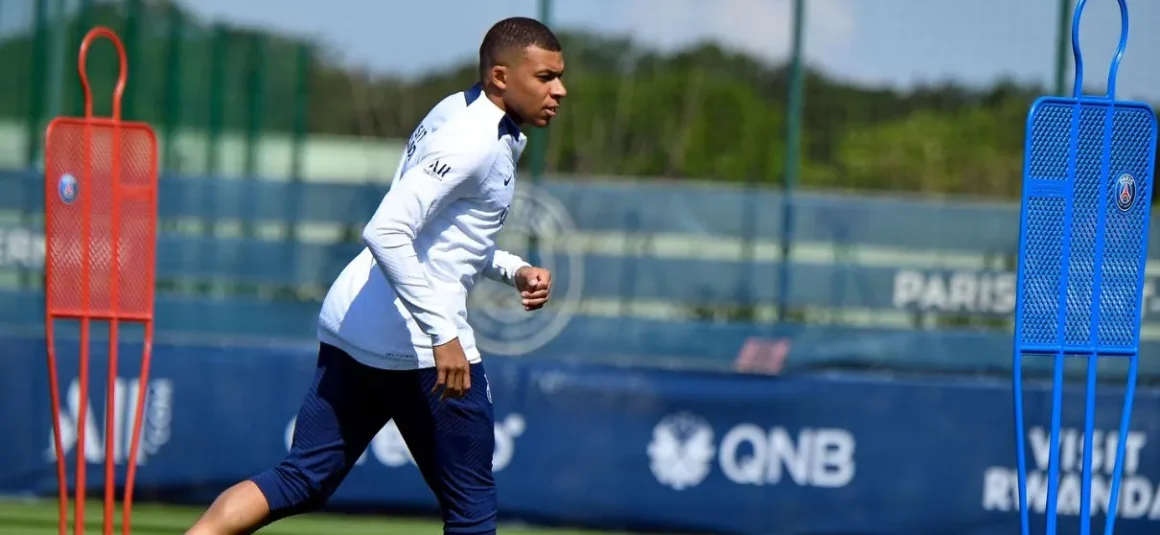 Sigue la novela: PSG quita las fotos de Mbappé del Parque de los Príncipes