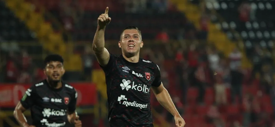 De la mano de Carlos Mora Alajuelense avanza en el Torneo de Copa