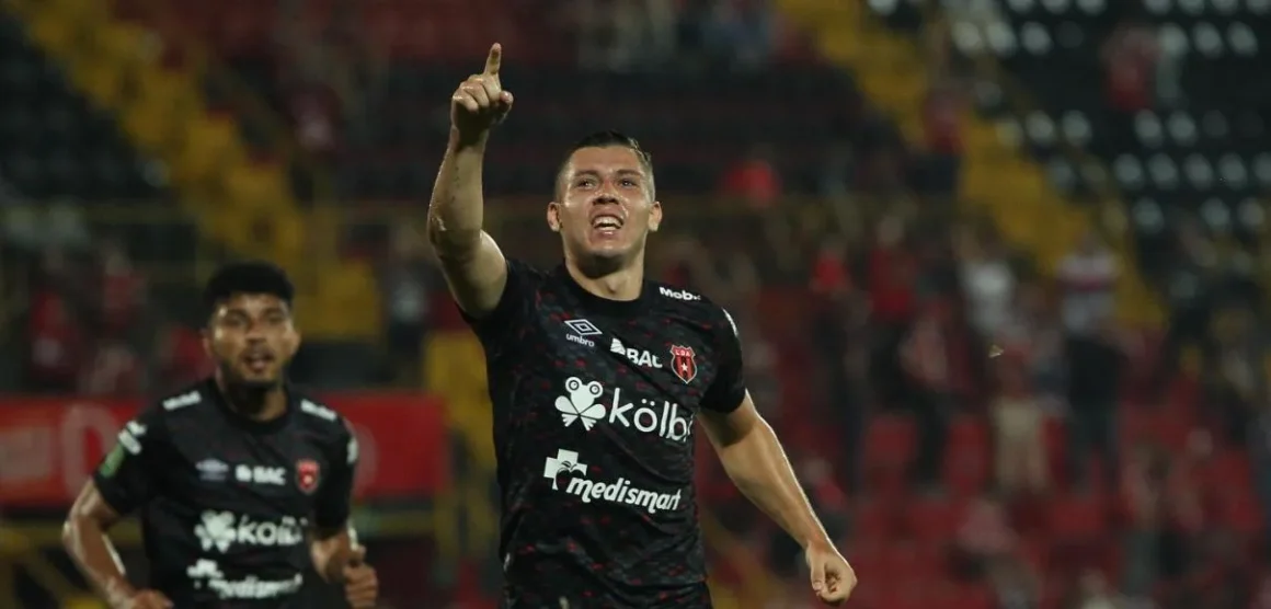 De la mano de Carlos Mora Alajuelense avanza en el Torneo de Copa