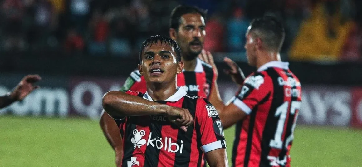 Alajuelense clasificó a semifinales de Copa Centroamericana tras paliza ante Cartaginés Alajuelense clasificó a semifinales de Copa Centroamericana tras paliza ante Cartaginés