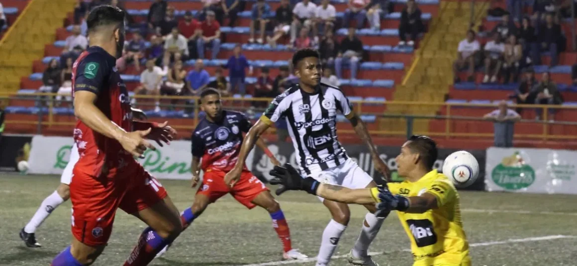San Carlos y Sporting se reparten honores en el Carlos Ugalde