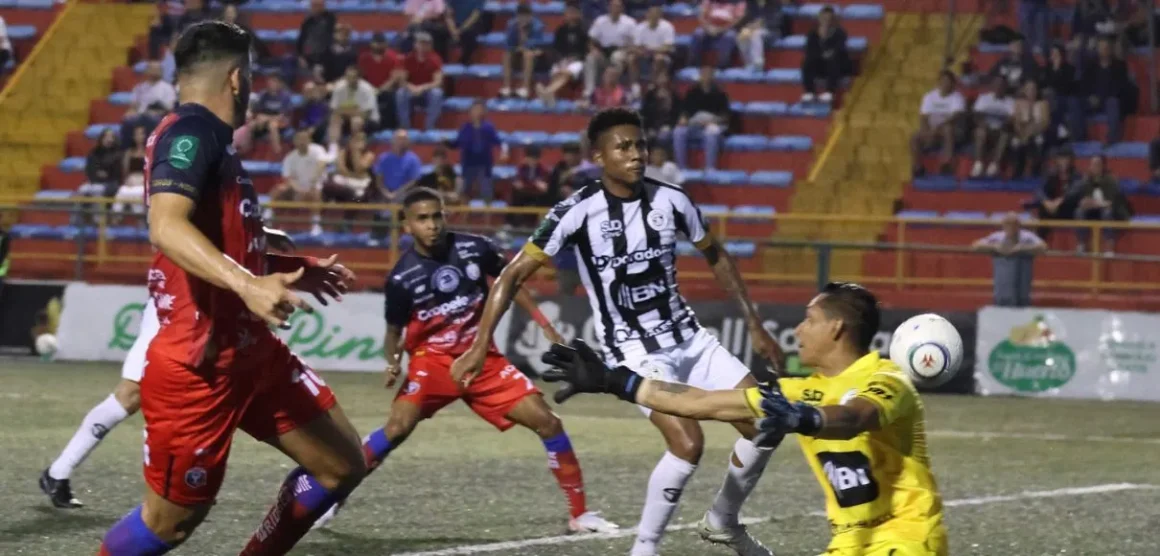 San Carlos y Sporting se reparten honores en el Carlos Ugalde