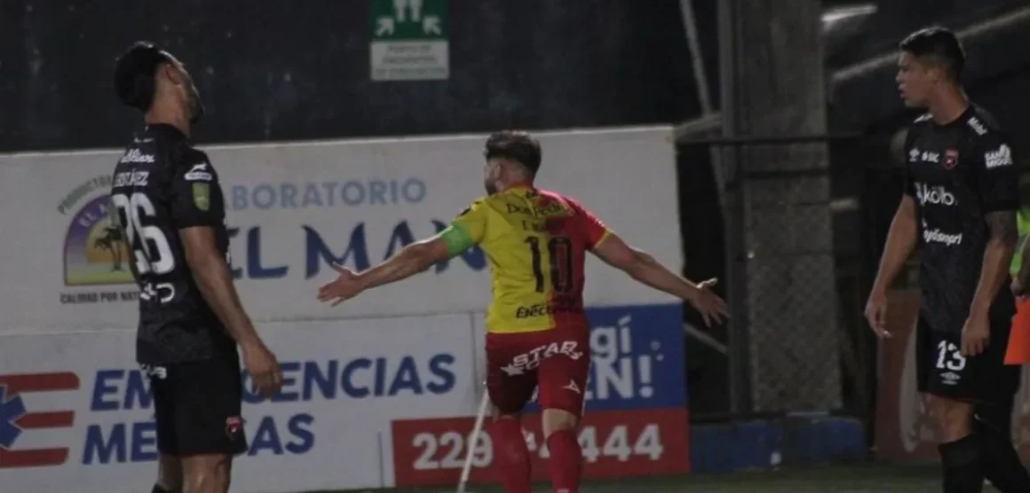 Herediano se impuso con goleada en casa ante Alajuelense en semifinal de ida