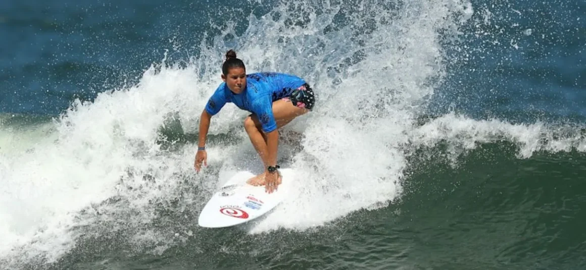 Brisa Hennessy continúa a paso firme en el Tour Mundial de Surf
