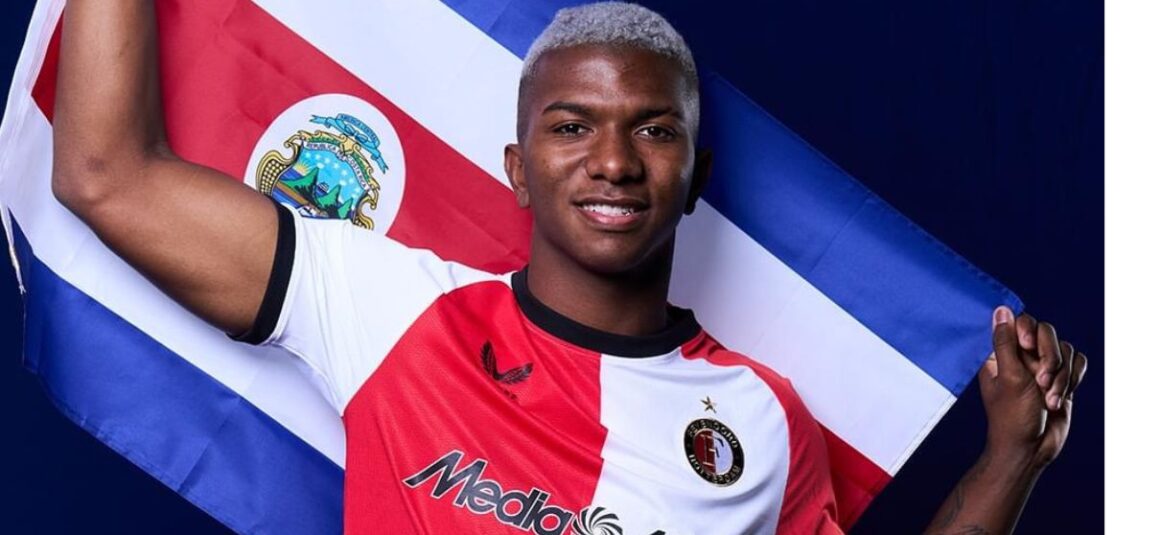 JEYLAND MITCHELL FUE PRESENTADO EN EL FEYENOORD