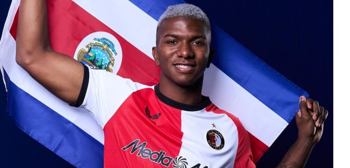 JEYLAND MITCHELL FUE PRESENTADO EN EL FEYENOORD