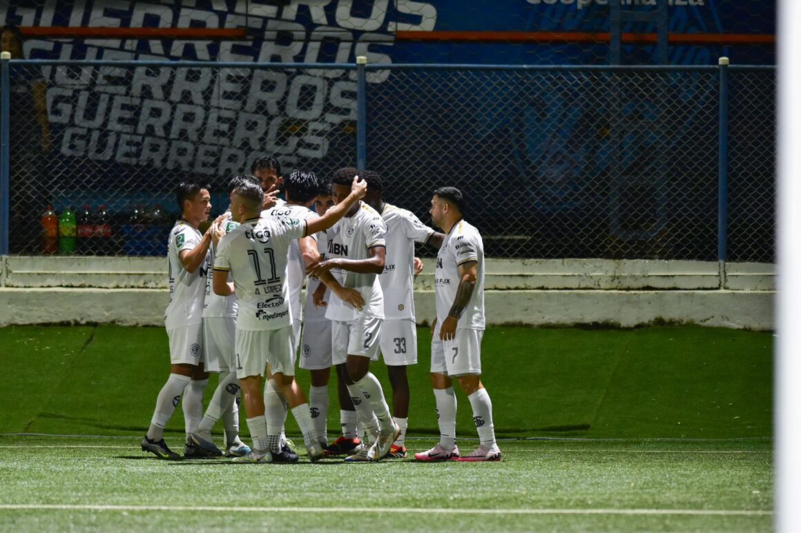 SPORTING SIGUE A PASO FIRME