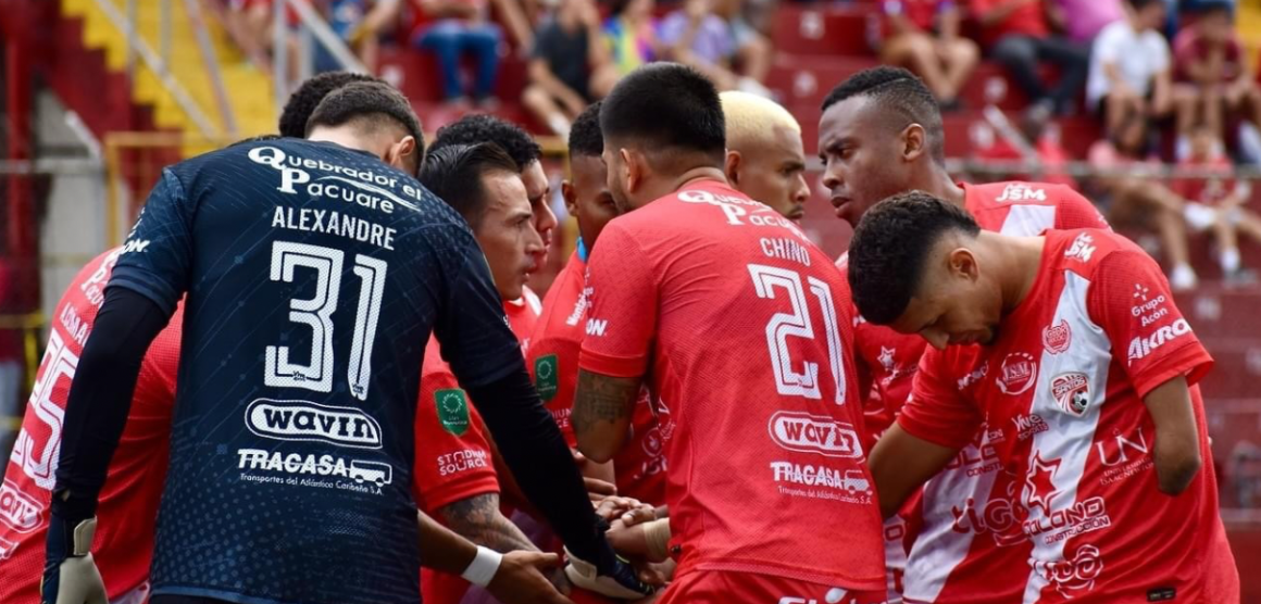 SANTOS SALE DEL FONDO DE LA TABLA