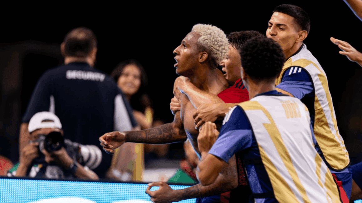 COSTA RICA REMONTA Y GANA A REPUBLICA DOMINICANA
