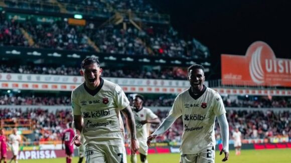 ALAJUELENSE SE DEJA EL CLASICO EN LA CUEVA ALAJUELENSE SE DEJA EL CLASICO EN LA CUEVA