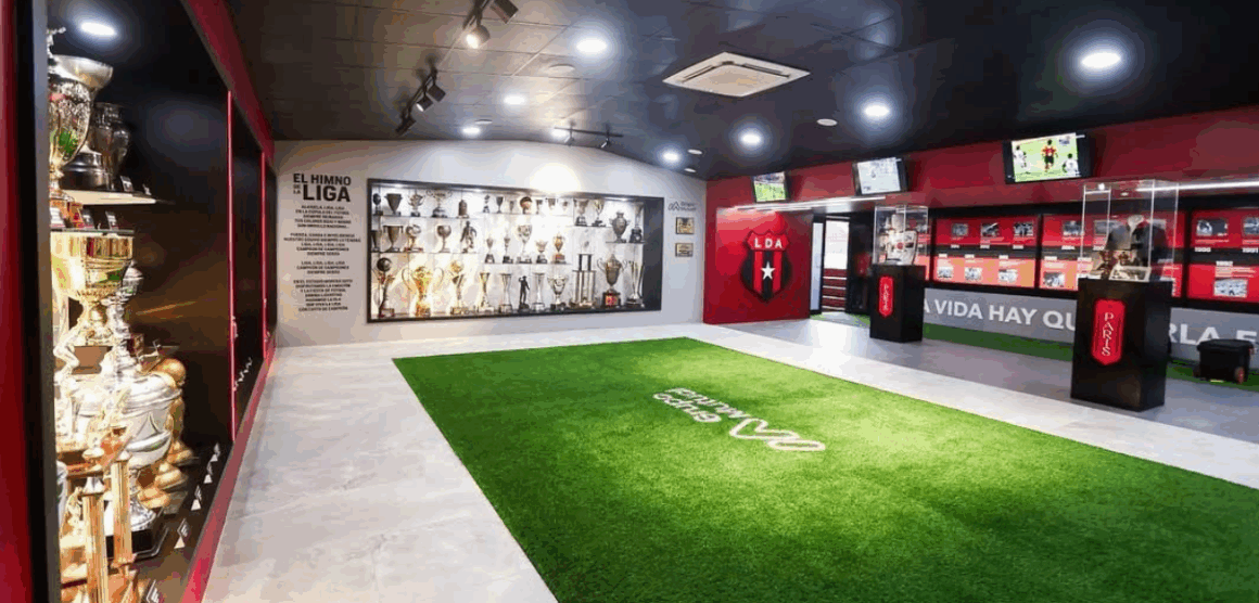 ALAJUELENSE INAUGURÓ EL SALÓN PARÍS