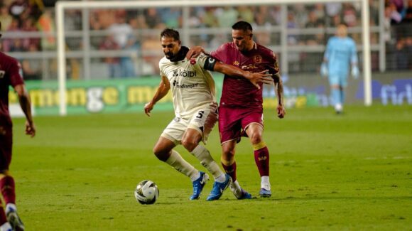 EL CLASICO SE VISTIO DE MORADO EL CLASICO SE VISTIO DE MORADO